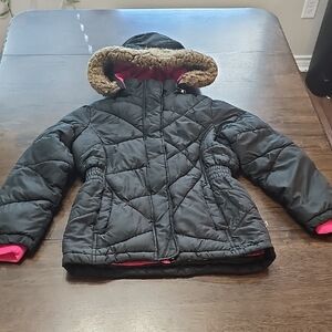 ❄️ Girls Magellan Outdoors Puffer Jacket M (8/10) - Black/Pink, Faux Fur Hood 💖